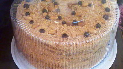 Торт Медовик с черносливом и грецкими орехами