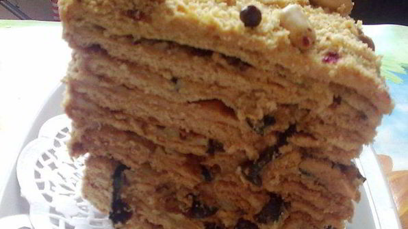 торт медовик с черносливом и грецкими орехами