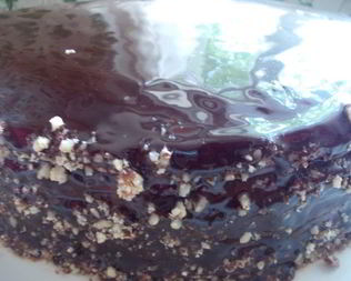 Торт с изюмом, орехами и маком