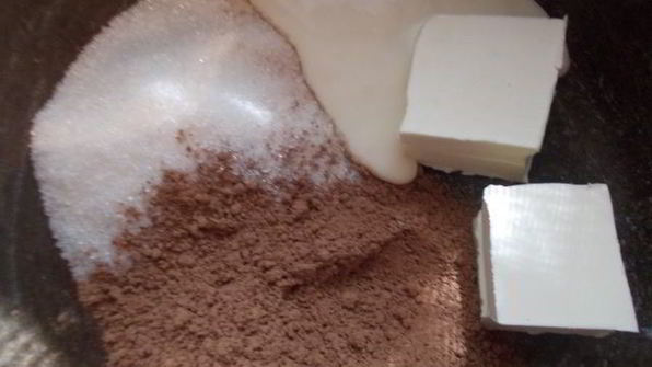 торт с изюмом, орехами и маком