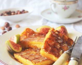 Бельгийские ореховые вафли с соусом из белого шоколада и инжиром