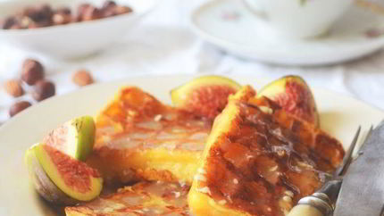 Бельгийские ореховые вафли с соусом из белого шоколада и инжиром