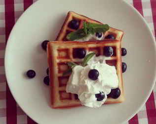 Бельгийские вафли с мороженным и взбитыми сливками