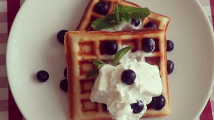 Бельгийские вафли с мороженным и взбитыми сливками