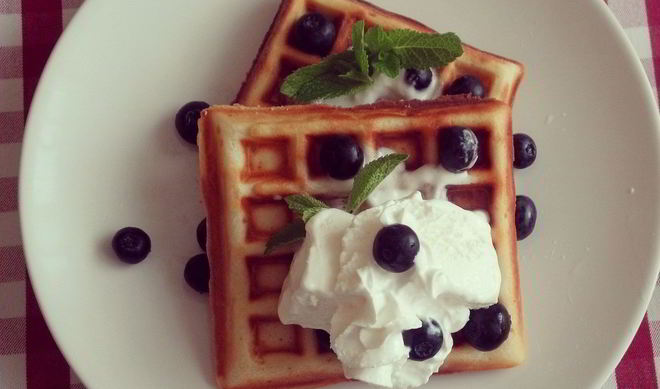 Бельгийские вафли с мороженным и взбитыми сливками