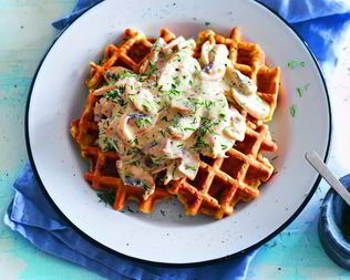 Картофельные вафли с грибным соусом