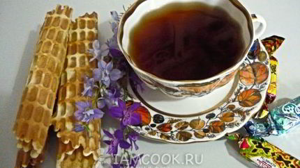 Вафельные трубочки с вареной сгущенкой и орехами