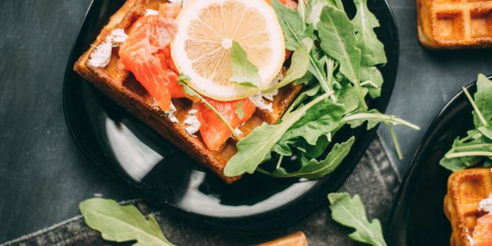 Рецепт вафель с лососем, соусом и рукколой
