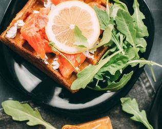 Вафли с лососем, соусом и рукколой