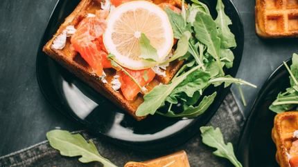 Вафли с лососем, соусом и рукколой