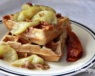 Вафли с яблоками и орехами