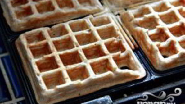 вафли с яблоками и орехами