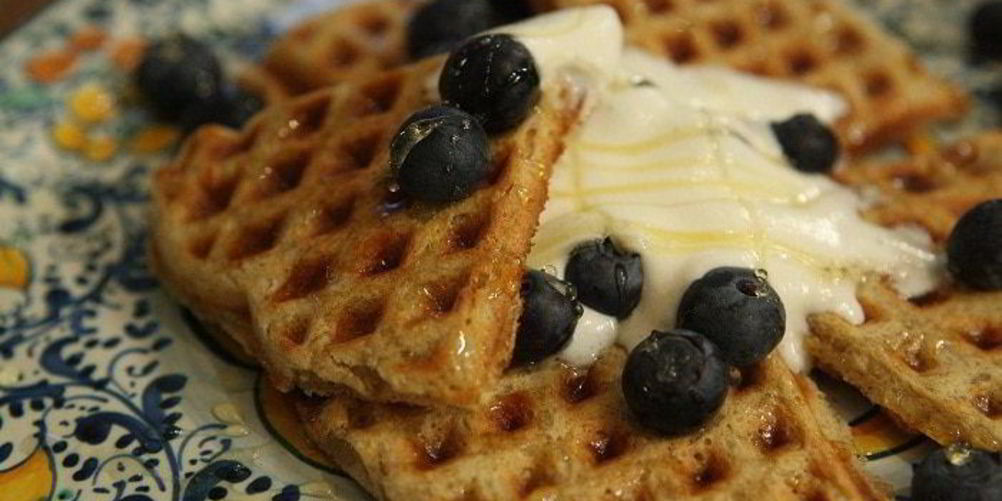 Рецепт вафли с ягодами, медом и взбитыми сливками