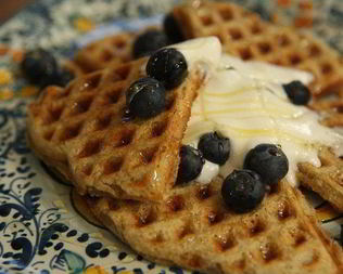 Вафли с ягодами, медом и взбитыми сливками