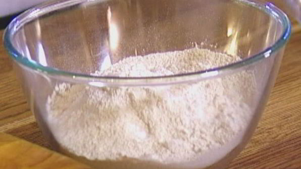 вафли с ягодами, медом и взбитыми сливками