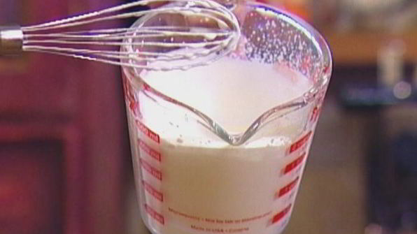 вафли с ягодами, медом и взбитыми сливками