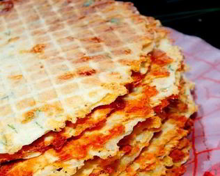 Вафли с зеленым луком и сыром