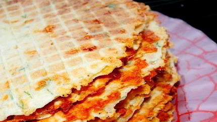 Вафли с зеленым луком и сыром