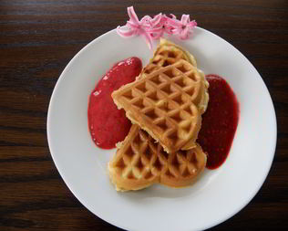 Яблочные вафли с малиновым соусом