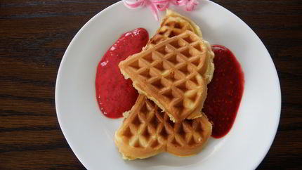 Яблочные вафли с малиновым соусом