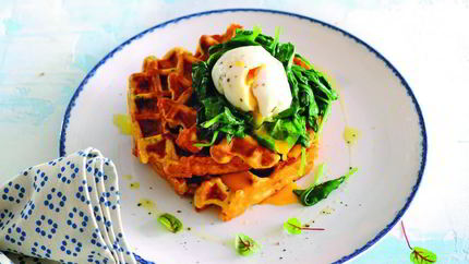 Зеленые сырные вафли со шпинатом и яйцом-пашот