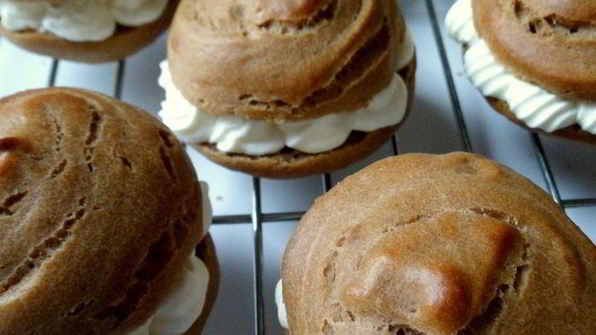 мини-торт из мокко-профитролей со сливочным кремом, кофейным муссом и белым шоколадом