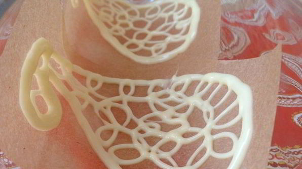 мини-торт из мокко-профитролей со сливочным кремом, кофейным муссом и белым шоколадом