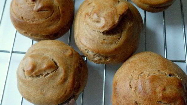 мини-торт из мокко-профитролей со сливочным кремом, кофейным муссом и белым шоколадом