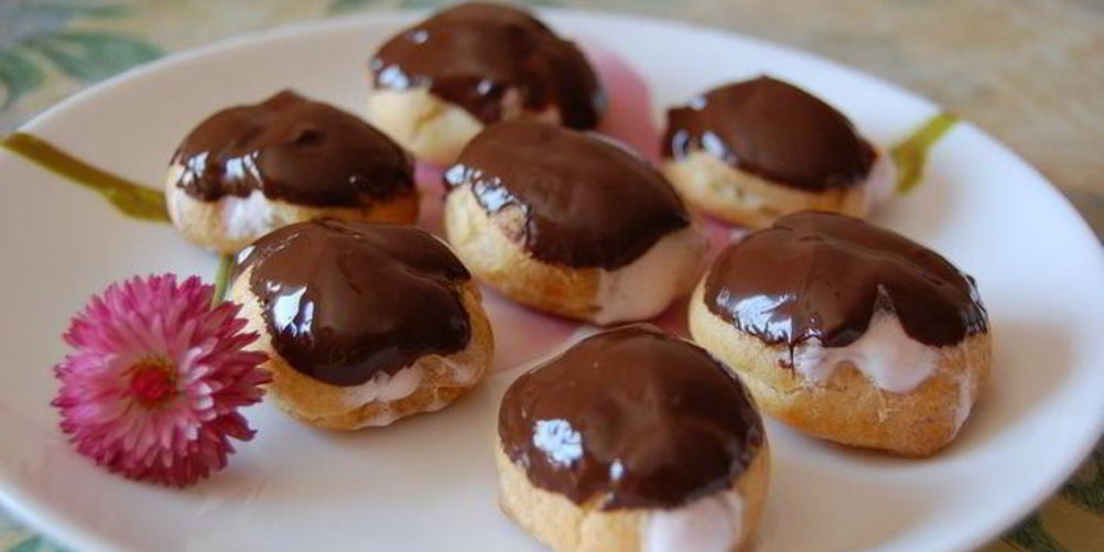 Рецепт мини-эклеров с клубничным кремом