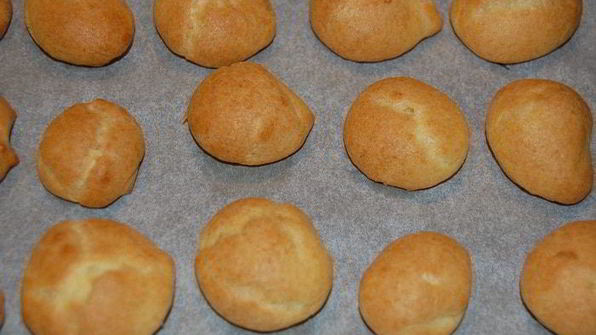 мини-эклеры с клубничным кремом