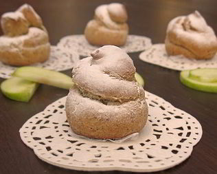 Профитроли из льняной муки с яблочно-карамельным муссом