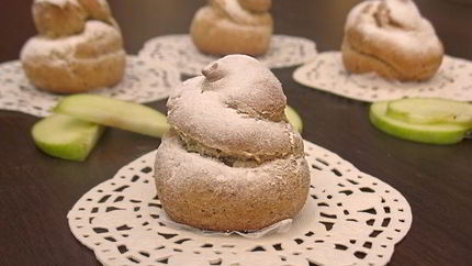 Профитроли из льняной муки с яблочно-карамельным муссом