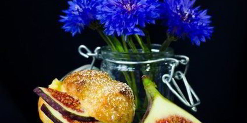 Рецепт профитролей с заварным кокосовым кремом и инжиром