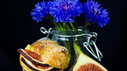 Профитроли с заварным кокосовым кремом и инжиром