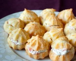 Профитроли со сливочным сыром и лососем
