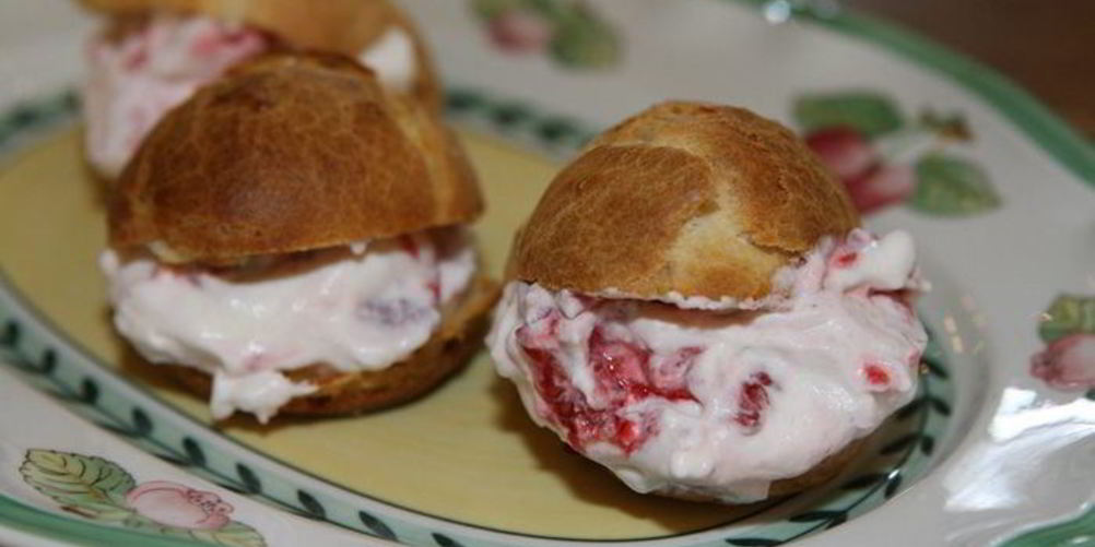 Рецепт эклеров с малиной и взбитыми сливками