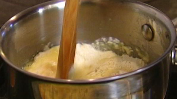 эклеры с малиной и взбитыми сливками