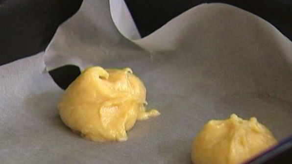 эклеры с малиной и взбитыми сливками