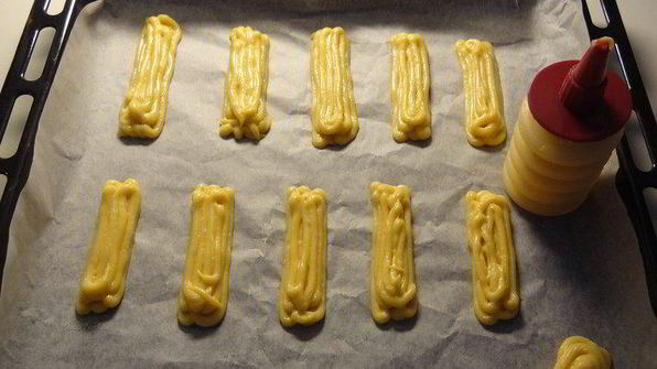 эклеры с темным шоколадом