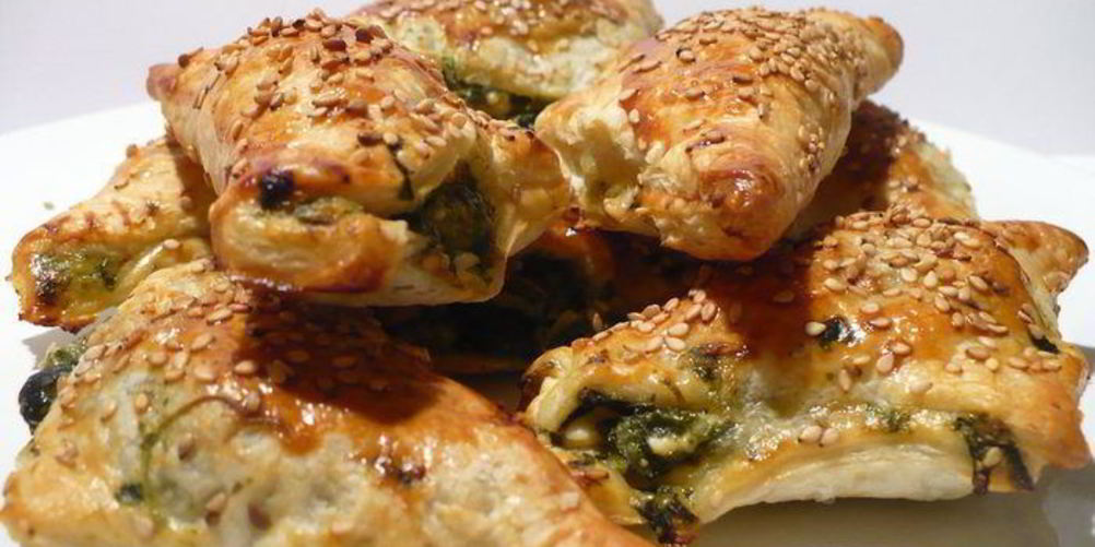 Рецепт закусочных слоек с фетой и шпинатом