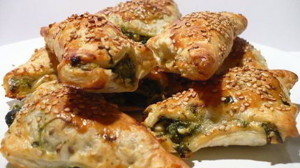 Закусочные слойки с фетой и шпинатом