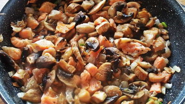 картофельно-рыбная запеканка под соусом бешамель