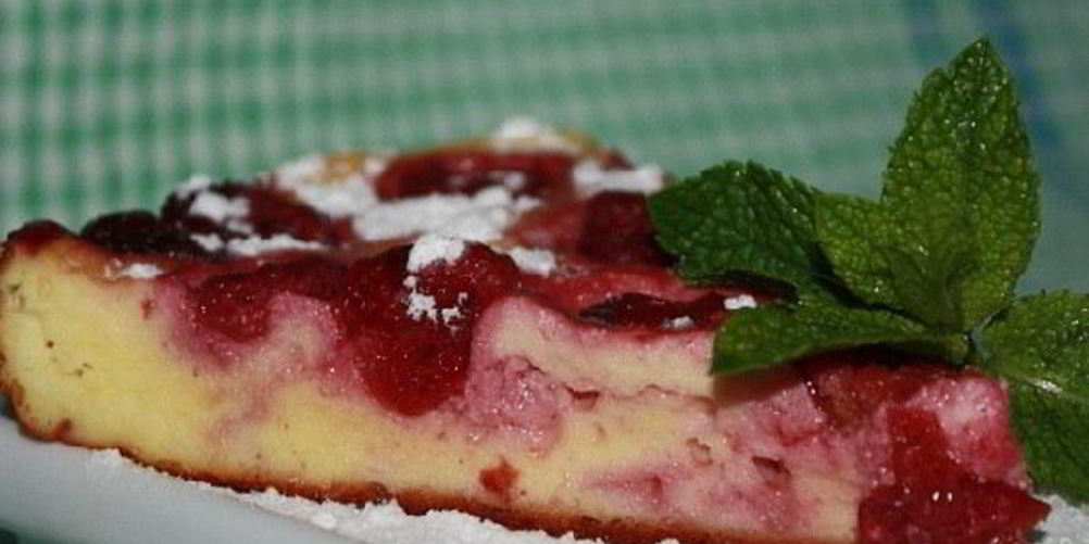 Рецепт творожной запеканки с клубникой в мультиварке