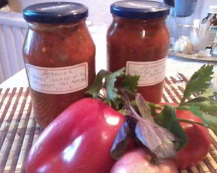 Аджика из перца с яблоком и базиликом