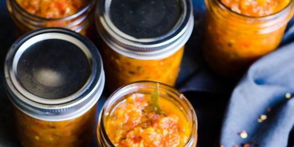 Рецепт аджики из помидоров, перца и яблок на зиму