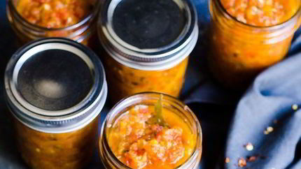 Аджика из помидоров, перца и яблок на зиму