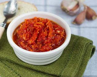 Аджика с яблоками и помидорами