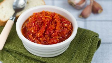 Аджика с яблоками и помидорами