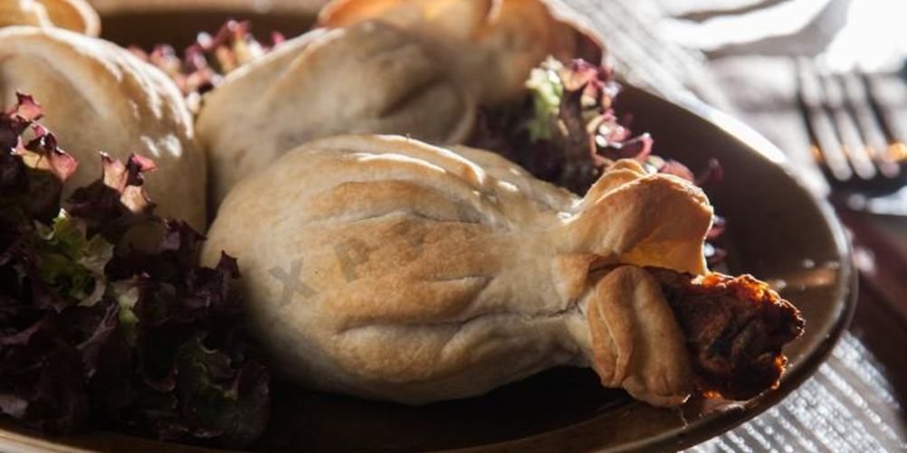 Рецепт куриных голеней с аджикой в слоеном тесте