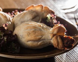 Куриные голени с аджикой в слоеном тесте